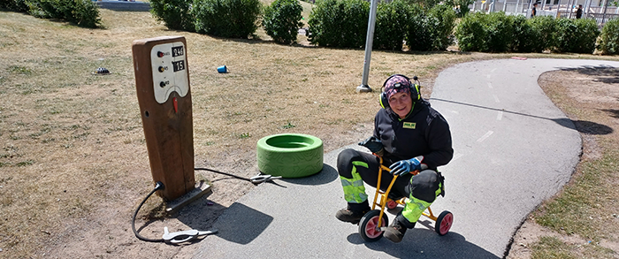 Slambilschaufför på trehjuling