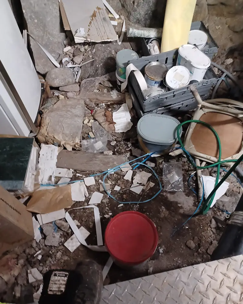 Källarutrymme fullt av sopor