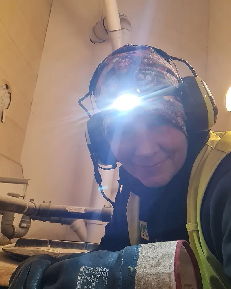 Slambils chaufför med mössa och pannlampa