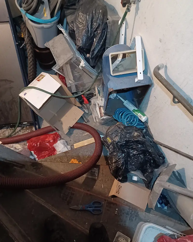 Sugslang nerdragen för trappa som är full av sopor